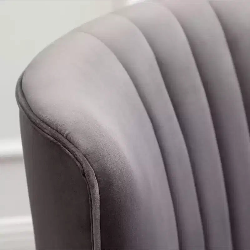 Fauteuil d'appoint moderne en velours Okak avec revêtement confortable, coussins profonds, fauteuil élégant avec pieds en bois massif pour salon, salle de lecture