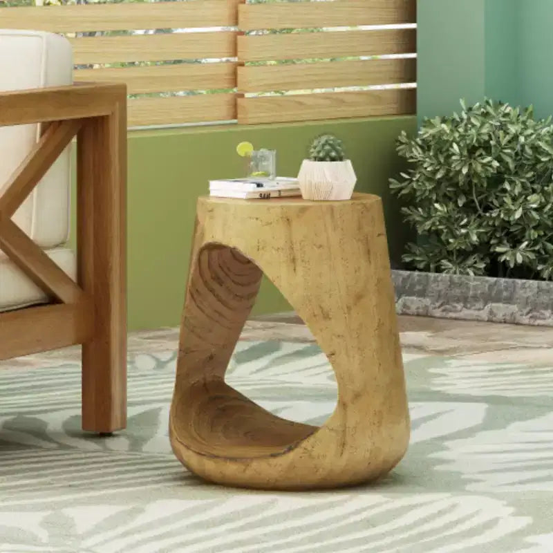Table d'appoint évidée avec texture grain de bois en finition naturelle