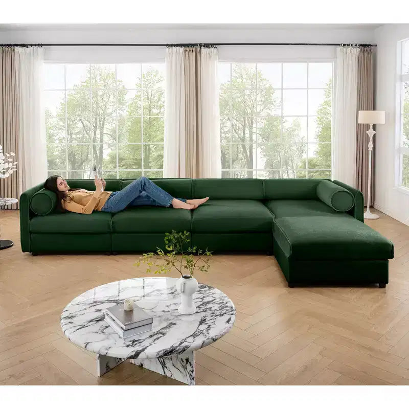 Canapé modulable avec rangement, dossier cylindrique et accoudoirs, assise profonde et confortable, durable et offrant un bon soutien pour le salon.