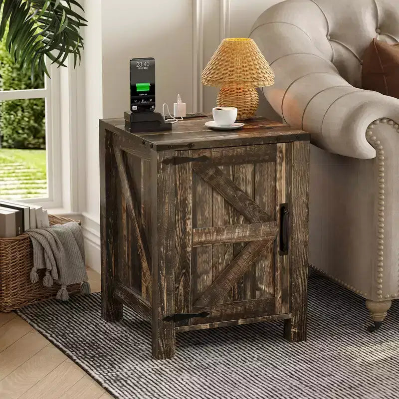 Table de chevet rustique avec station de charge, Table de nuit en bois de 45 cm avec porte coulissante, Étagère réglable et rangement à deux niveaux